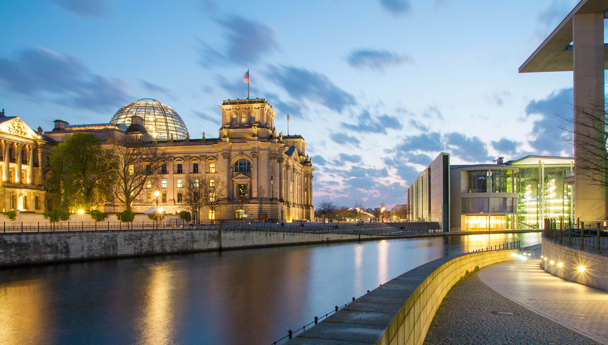 Bundestagsgebäude an der Spree