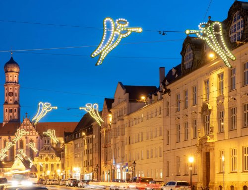 Weihnachtsengel in der Maximilianstraße in Augsburg